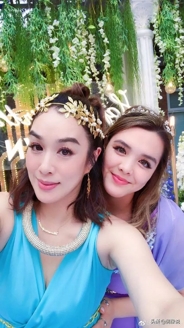 鍾麗緹一家4口拍大片! 「母女三人顏值高」 9歲考拉甜美像媽,二女兒超模臉出眾