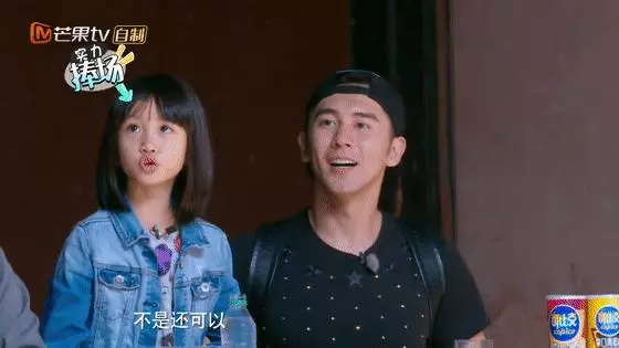 鍾麗緹一家4口拍大片! 「母女三人顏值高」 9歲考拉甜美像媽,二女兒超模臉出眾