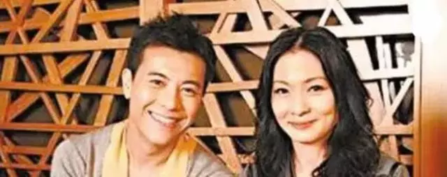 被封殺後,妻子又不幸患上癌症,為了生計,只有到婚禮上助唱,在妻子患癌的期間,陪著妻子化療抗爭病魔