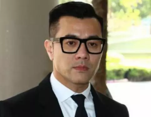 被封殺後,妻子又不幸患上癌症,為了生計,只有到婚禮上助唱,在妻子患癌的期間,陪著妻子化療抗爭病魔