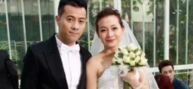 被封殺後,妻子又不幸患上癌症,為了生計,只有到婚禮上助唱,在妻子患癌的期間,陪著妻子化療抗爭病魔