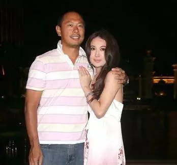 一張照片露了餡,溫碧霞與富豪老公,難怪結婚17年不要為老公生孩子!