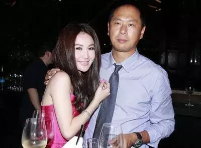 一張照片露了餡,溫碧霞與富豪老公,難怪結婚17年不要為老公生孩子!