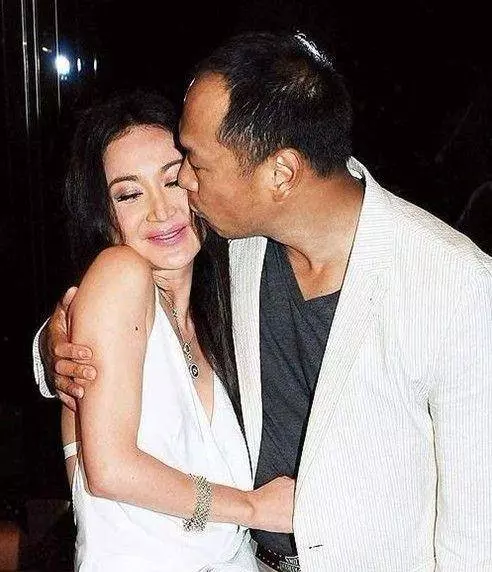 一張照片露了餡,溫碧霞與富豪老公,難怪結婚17年不要為老公生孩子!