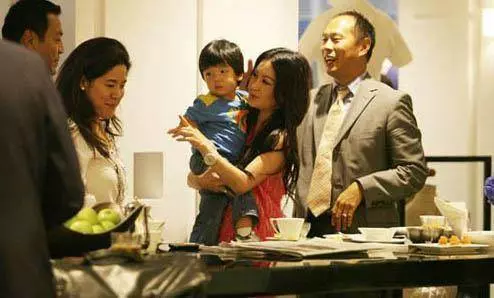 一張照片露了餡,溫碧霞與富豪老公,難怪結婚17年不要為老公生孩子!