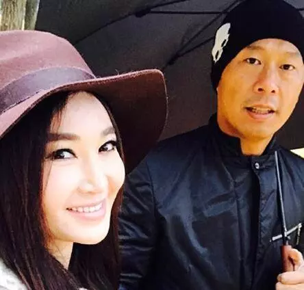 一張照片露了餡,溫碧霞與富豪老公,難怪結婚17年不要為老公生孩子!