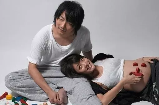 五月天石頭老婆「緊急送醫!」 急診室「深情護妻2小時」 ;真正的愛是,你無助,我摸著頭說沒事
