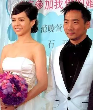五月天石頭老婆「緊急送醫!」 急診室「深情護妻2小時」 ;真正的愛是,你無助,我摸著頭說沒事
