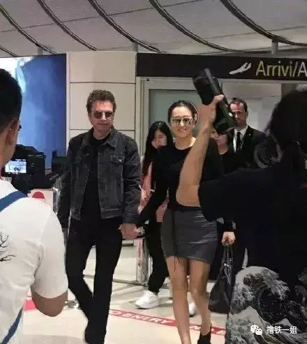 54歲鞏俐身材登熱搜!和71歲老公出街,氣場堪比走紅毯:不愧是鞏皇!