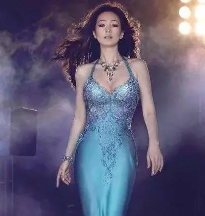 54歲鞏俐身材登熱搜!和71歲老公出街,氣場堪比走紅毯:不愧是鞏皇!