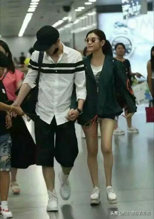 嫁對了就是愛情!陳曉陳妍希夫婦機場放閃,往下看「一個小動作」暴露婚姻現狀