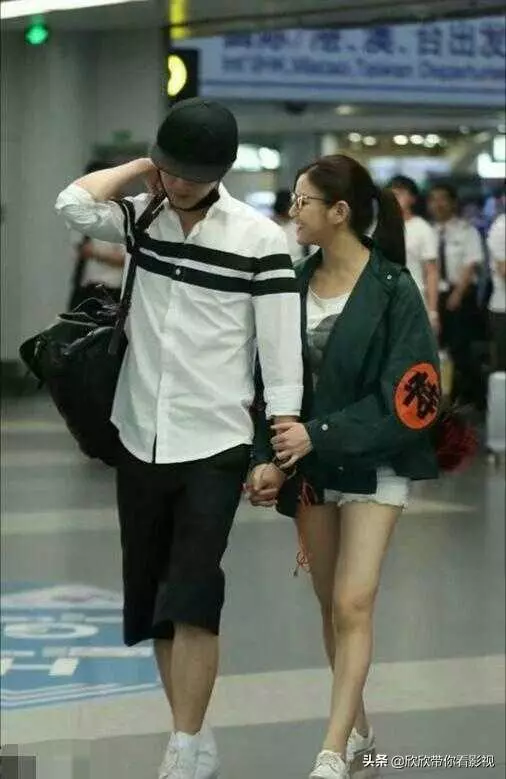 嫁對了就是愛情!陳曉陳妍希夫婦機場放閃,往下看「一個小動作」暴露婚姻現狀