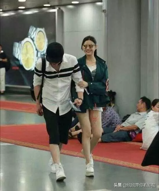 嫁對了就是愛情!陳曉陳妍希夫婦機場放閃,往下看「一個小動作」暴露婚姻現狀