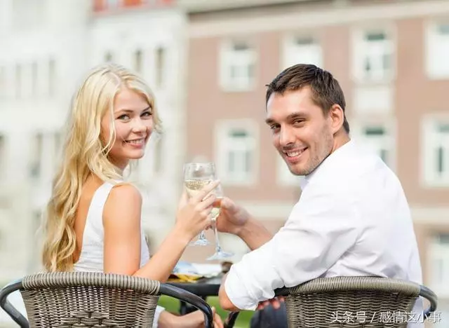 跟媳婦吵架找丈人喝頓酒,回家看到桌上東西,很慶幸沒提離婚