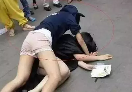 笑嘻嘻的30張圖,妹子明知道衣服不防水還硬要游泳,難怪差一點就要【曝光】了,這床很有彈性!!