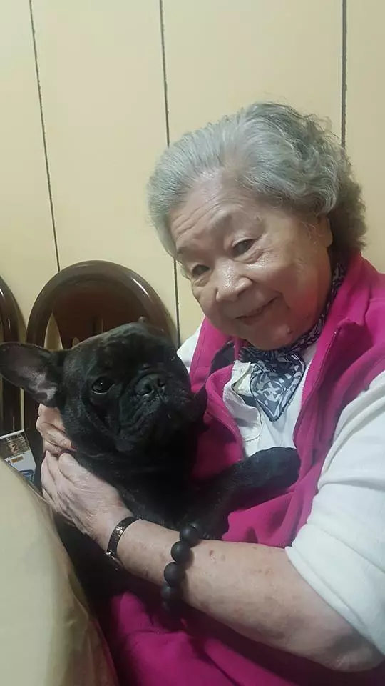 素珠與初戀夫牽手60年!被老公寵一甲子:「私下是溫柔小女人」 如今當阿祖「5曾孫相伴」收斂脾氣