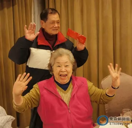 素珠與初戀夫牽手60年!被老公寵一甲子:「私下是溫柔小女人」 如今當阿祖「5曾孫相伴」收斂脾氣