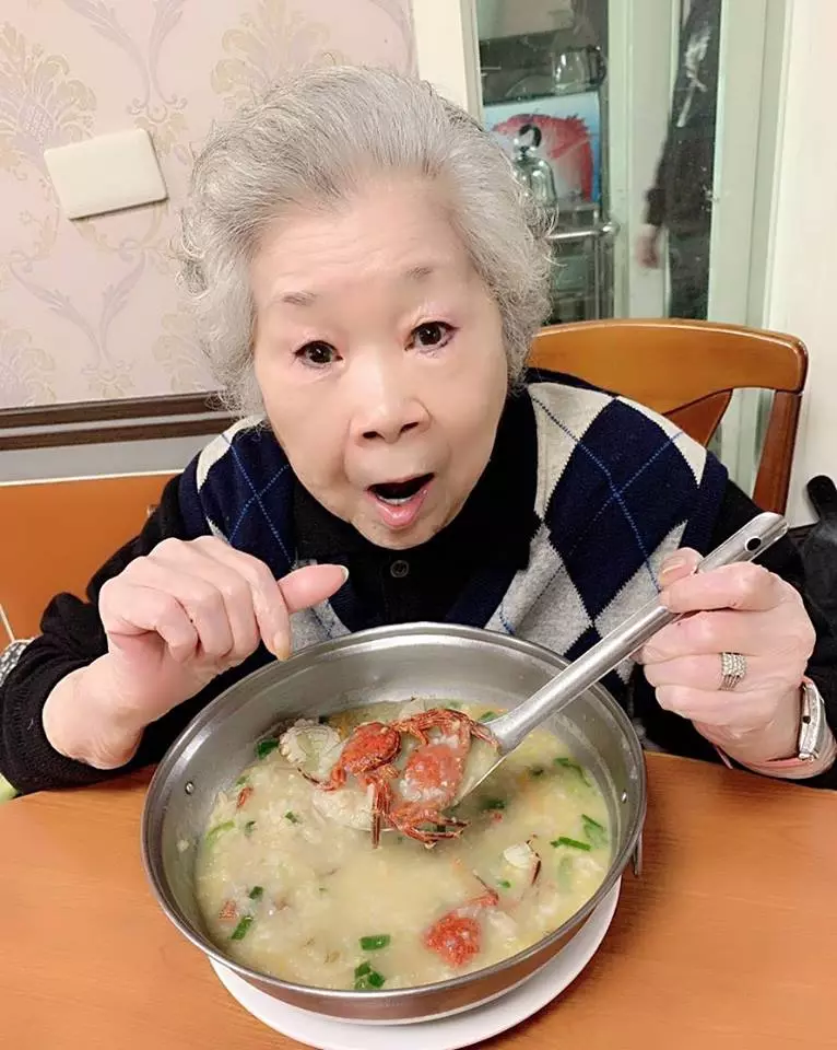 素珠與初戀夫牽手60年!被老公寵一甲子:「私下是溫柔小女人」 如今當阿祖「5曾孫相伴」收斂脾氣