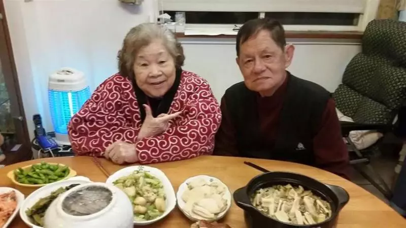 素珠與初戀夫牽手60年!被老公寵一甲子:「私下是溫柔小女人」 如今當阿祖「5曾孫相伴」收斂脾氣