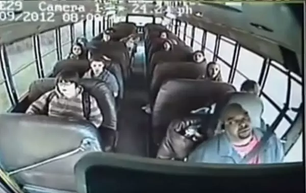 校車司機開到一半昏倒!車子失控亂竄,小男孩看準時機「超機智舉動」拯救全車人!