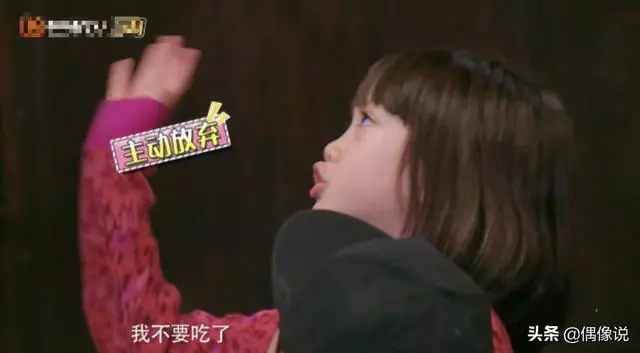 鍾麗緹一家4口拍大片! 「母女三人顏值高」 9歲考拉甜美像媽,二女兒超模臉出眾