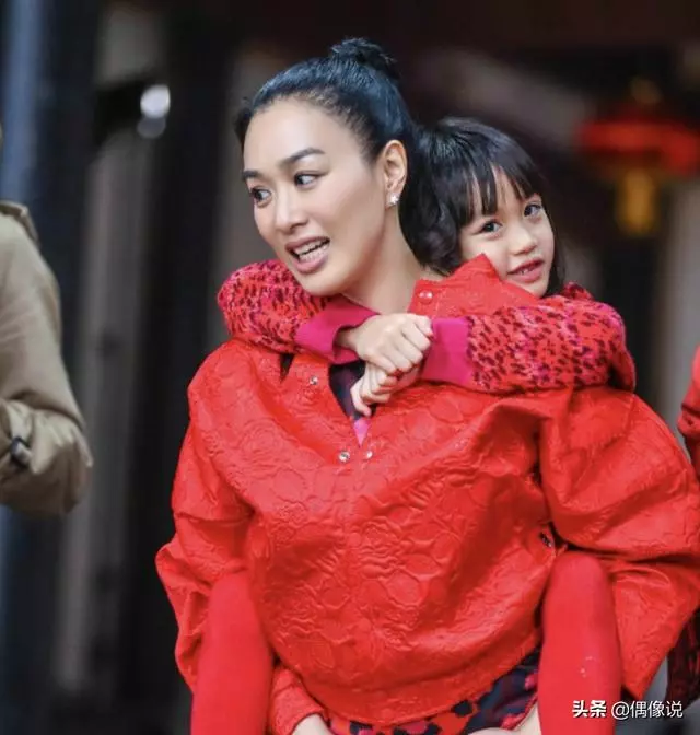 鍾麗緹一家4口拍大片! 「母女三人顏值高」 9歲考拉甜美像媽,二女兒超模臉出眾