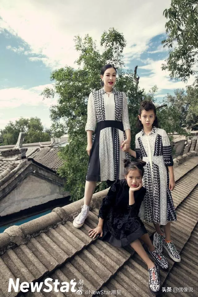 鍾麗緹一家4口拍大片! 「母女三人顏值高」 9歲考拉甜美像媽,二女兒超模臉出眾