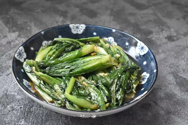 這菜鈣質和葉酸含量高,但很多人嫌棄它苦,多一步鮮美脆嫩很好吃