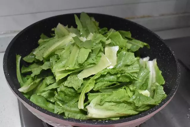 這菜鈣質和葉酸含量高,但很多人嫌棄它苦,多一步鮮美脆嫩很好吃