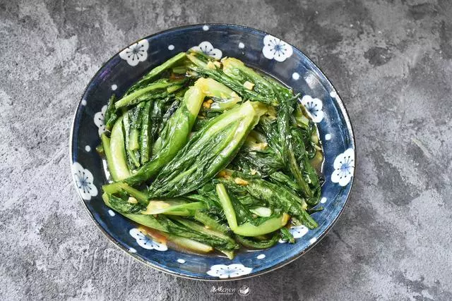 這菜鈣質和葉酸含量高,但很多人嫌棄它苦,多一步鮮美脆嫩很好吃