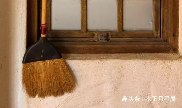 風水師說:家門口別再放3件東西,難怪家裡」窮「了那麼久 !