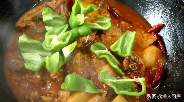 教你土豆火鍋雞的做法,一塊火鍋底料就搞定