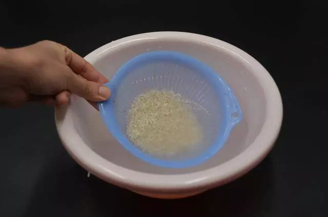 不管毛巾有多髒,在水裡倒幾滴,洗完的毛巾又軟又乾淨