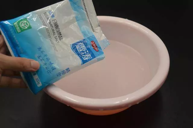 不管毛巾有多髒,在水裡倒幾滴,洗完的毛巾又軟又乾淨