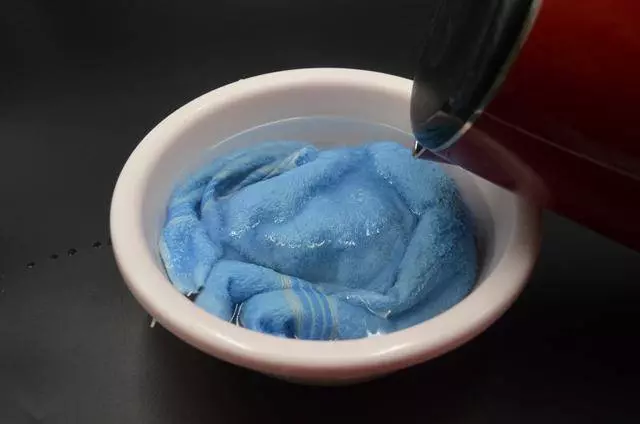 不管毛巾有多髒,在水裡倒幾滴,洗完的毛巾又軟又乾淨