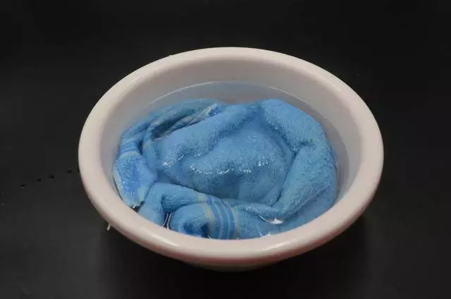 不管毛巾有多髒,在水裡倒幾滴,洗完的毛巾又軟又乾淨