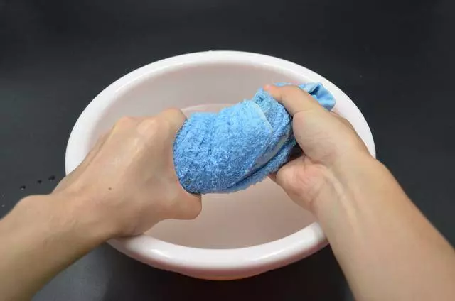 不管毛巾有多髒,在水裡倒幾滴,洗完的毛巾又軟又乾淨