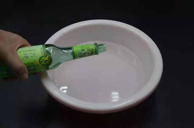 不管毛巾有多髒,在水裡倒幾滴,洗完的毛巾又軟又乾淨
