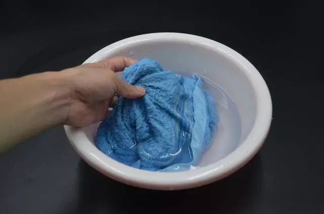 不管毛巾有多髒,在水裡倒幾滴,洗完的毛巾又軟又乾淨