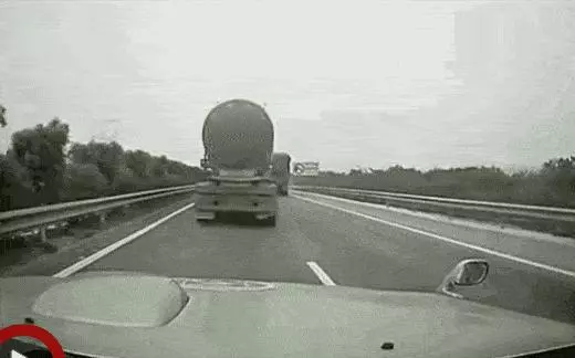 車行老闆透漏:「爆胎前,一定存在的5個徵兆」,開車的人要注意,知道了能保命!