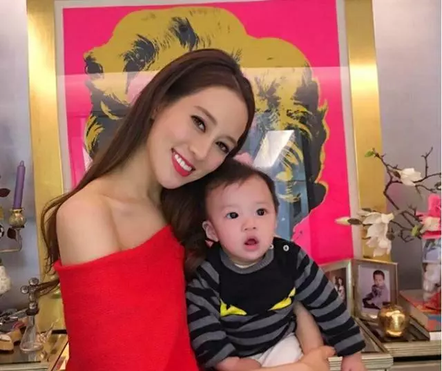 風格大不同!千億媳婦徐子淇現身,髮型個性妝容狂野,再不是豪門乖媳形象
