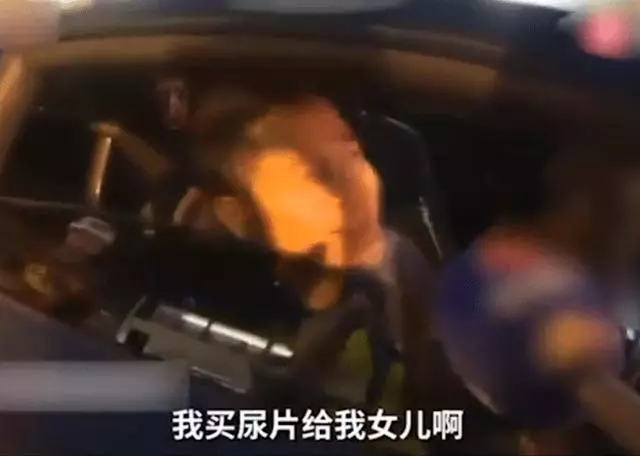 郭富城偕小21歲妻街頭約會「十指緊扣如熱戀情侶」 為愛女「開車出門買尿布」網讚:好男人