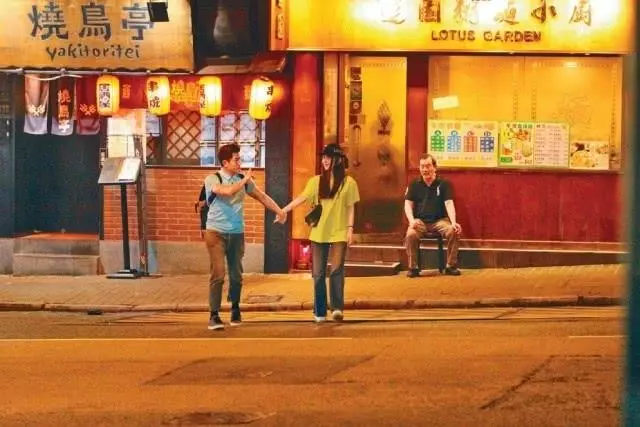 郭富城偕小21歲妻街頭約會「十指緊扣如熱戀情侶」 為愛女「開車出門買尿布」網讚:好男人
