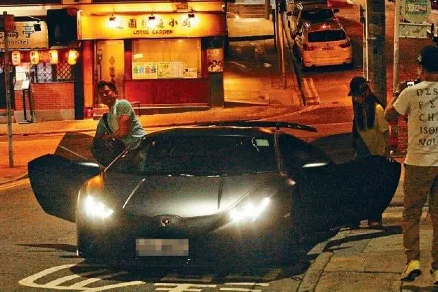 郭富城偕小21歲妻街頭約會「十指緊扣如熱戀情侶」 為愛女「開車出門買尿布」網讚:好男人