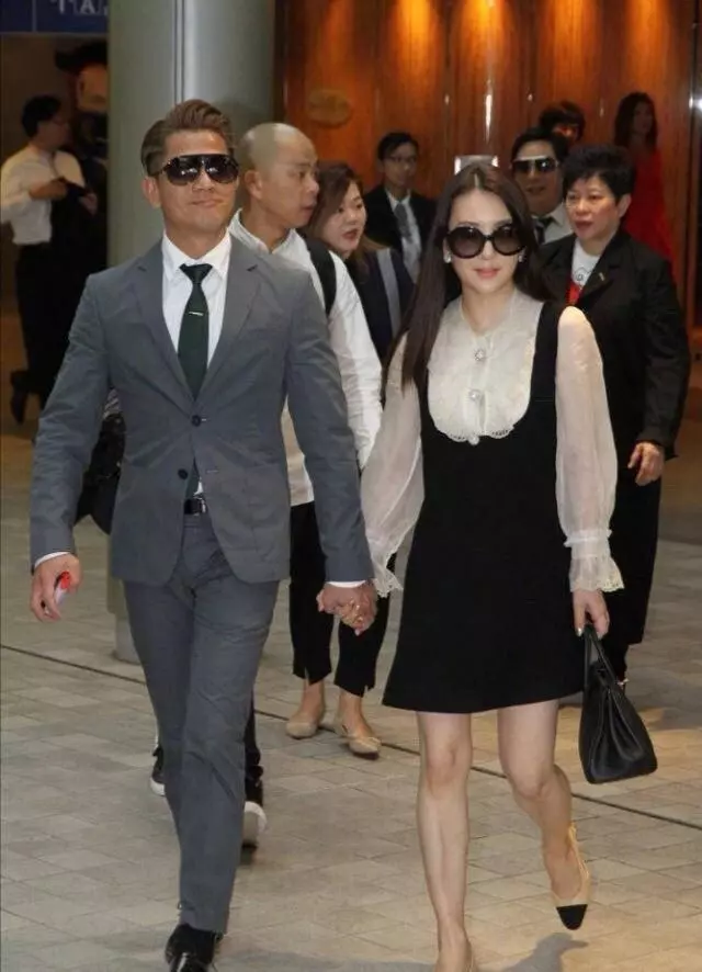 郭富城偕小21歲妻街頭約會「十指緊扣如熱戀情侶」 為愛女「開車出門買尿布」網讚:好男人