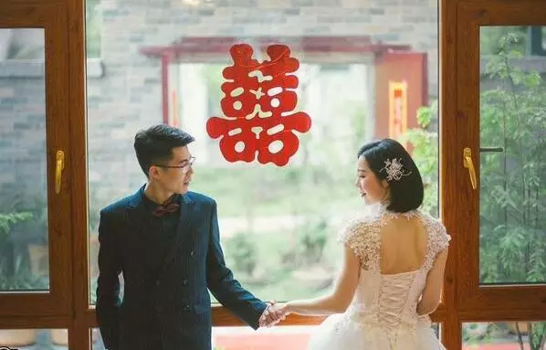 弟弟娶親當天,在婚禮上看到女方的父母,我瞬間氣炸