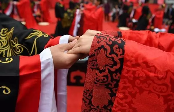 閨蜜出嫁我當伴娘,她母親卻將我趕走,得知閨蜜的心思我和她斷交