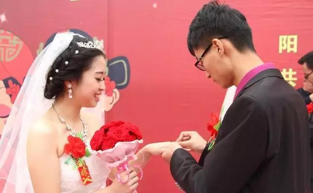 我嫁給鄉下老公,卻被親友嘲諷,結婚後他們才得知我嫁對了人