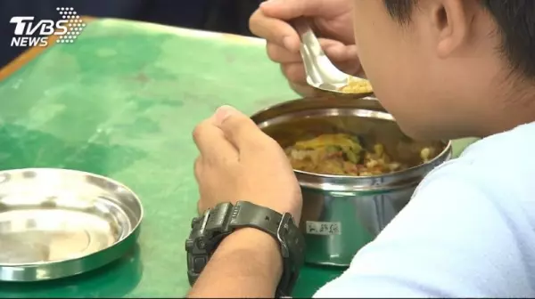 雙親離世妹妹申請學校的愛心午餐,班導卻當所有同學的面說:錢是其他同學付的,妳要最後才能盛飯