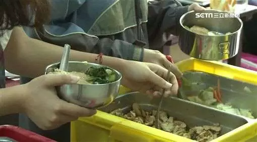 雙親離世妹妹申請學校的愛心午餐,班導卻當所有同學的面說:錢是其他同學付的,妳要最後才能盛飯